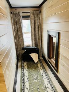 Zimmer mit einer Bank und einem Fenster in der Unterkunft Monterey Inn in Monterey