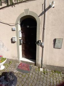 una puerta a un edificio con una puerta Sidx sidx sidx sidx sidx sidx en Appartamento nel cuore del centro storico, en Valmontone