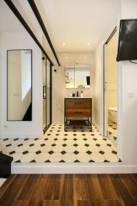 a bathroom with a black and white checkered floor at ZZZ poteau de Paris 4P in Paris