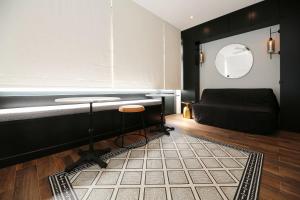 Ein Sitzbereich in der Unterkunft Appartement proche des célèbres puces de Paris 4P