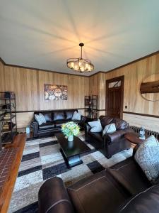 una sala de estar con muebles de cuero y una lámpara de araña. en Monterey Inn, en Monterey