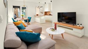 una sala de estar con un sofá y una mesa en Villa AdriaStar by Villas Holiday, en Dugi Rat