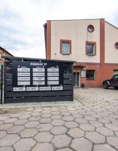 un cartel en un estacionamiento frente a un edificio en Apartamenty KTW, en Katowice