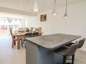- une cuisine et une salle à manger avec une table et des chaises dans l'établissement Fron Y Felin, à Carnforth