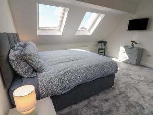 - une chambre avec un lit et 2 fenêtres dans l'établissement Fron Y Felin, à Carnforth
