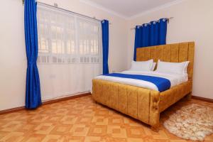 ナイバシャにあるCherry Homesのベッドルーム1室(青いカーテン付きの大型ベッド1台付)