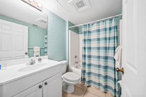 ein Bad mit einem Waschbecken und einem WC in der Unterkunft Sebastian Saltwater Lodge in Sebastian