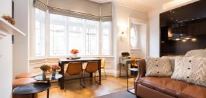 ein Wohnzimmer mit einem Sofa und einem Tisch in der Unterkunft The Chesterfield Suite in London