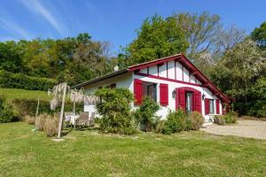 a red and white house with a yard at Dépendance paisible proche Océan in Arbonne
