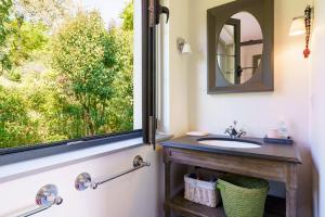 a bathroom with a sink and a window at Dépendance paisible proche Océan in Arbonne