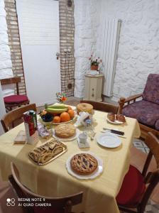 una mesa con comida encima en B&B Giallo Siena, en Colli a Volturno