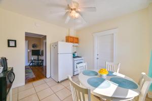 cocina y comedor con mesa blanca y sillas en Revere Vacation Rental Near MBTA about 7 Mi to Boston!, en Revere