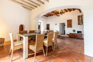 a dining room with a table and chairs at Villa Torre Bes in San Antonio