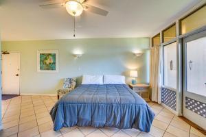 1 dormitorio con 1 cama y ventilador de techo en Maunaloa Vacation Rental Studio - Walk to Beach!, en Maunaloa