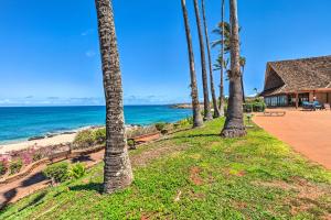 a row of palm trees next to a beach at Maunaloa Vacation Rental Studio - Walk to Beach! in Maunaloa