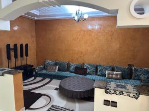 sala de estar con sofá y mesa en appartement meublé à Laâyoune, en Laayoune