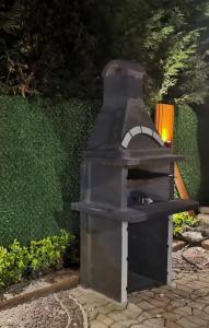 um forno de pedra sentado em cima de um pátio em Meral Resort em Sapanca