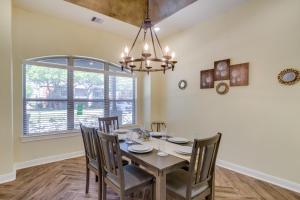 comedor con mesa, sillas y ventana en Chic Texas Abode with Patio and Fenced-In Yard!, en Tomball