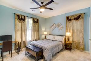 1 dormitorio con 1 cama y ventilador de techo en Chic Texas Abode with Patio and Fenced-In Yard!, en Tomball