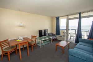 Χώρος καθιστικού στο Direct Ocean Front 1 Bedroom 2 Bathrooms Boardwalk Resort Unit 539 Sleeps 8
