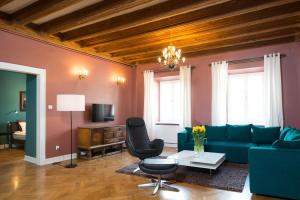Televízia a/alebo spoločenská miestnosť v ubytovaní Apartments Rynek Glowny