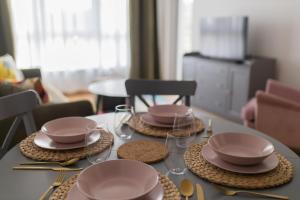 stół z talerzami i naczyniami na górze w obiekcie A 207-Fruske Residence w mieście Vrdnik