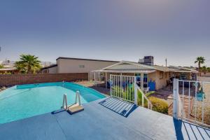 uma piscina com cadeiras ao lado de um edifício em Lake Havasu City Home Private Pool, Near Lake! em Lake Havasu City