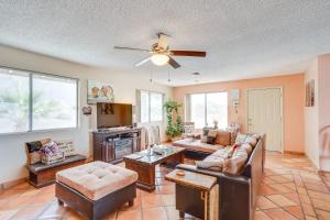 uma sala de estar com mobiliário e uma ventoinha de tecto em Lake Havasu City Home Private Pool, Near Lake! em Lake Havasu City