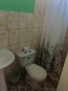 La salle de bains est pourvue de toilettes et d'un lavabo. dans l'établissement El Jaguar, à Bocas del Toro