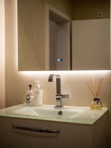 ein Bad mit einem Waschbecken und einem Spiegel in der Unterkunft Traumkoje im Herzen Westerlands strandnah Meer in Westerland