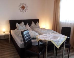 um quarto com uma cama com uma mesa e cadeiras em Lehnhäusl Aschauer em Berchtesgaden