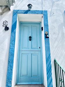 eine blaue Tür an der Seite eines Gebäudes in der Unterkunft Relax nel Centro Storico in San Nicola Arcella