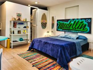 um quarto com uma cama com uma placa na parede em Beautiful house surrounded by nature with deck em Medellín