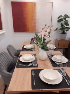 A restaurant or other place to eat at NEW - Apartment Kameni Confort Wifi Munich Airport Family