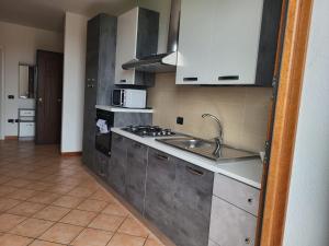 uma cozinha com um lavatório e um fogão em Appartamento Vacanze Euganea em Rovolon