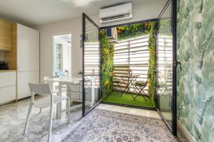 a kitchen and dining room with a green wall at Elegant Apt. for 6 in Murcia with AC and WIFI in Murcia