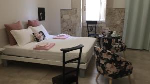 a bedroom with a bed and a table and chairs at Archè in Syracuse