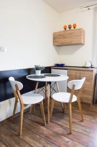 eine Küche mit 2 Tischen und 2 Stühlen in der Unterkunft Noclegi Fregata - Pokoje Gościnne w Solinie 661-459-339 in Solina