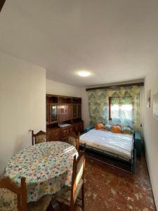 ポルト・アッズッロにあるCasa Azzurra vacanze Porto Azzurroのベッドとテーブルのある寝室