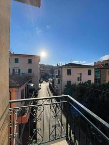 ポルト・アッズッロにあるCasa Azzurra vacanze Porto Azzurroのバルコニーから市街の景色を望めます。