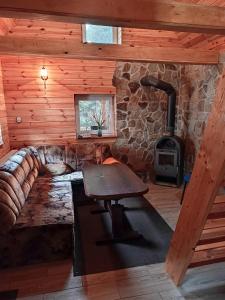 Cabaña de madera con mesa y fogones en 100 letni domek - W POLU DOBREJ ENERGII, 