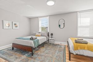 1 dormitorio con 2 camas y ventana en Trendy Family Friendly Northern Liberties Retreat en Filadelfia
