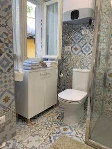 因特拉的住宿－Holiday Studio in Centro Storico Intra，浴室配有卫生间、盥洗盆和淋浴。