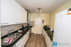 Kuchnia lub aneks kuchenny w obiekcie Villa Cantium - LH101 By Villas Now Ltd