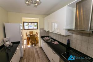 Kuchnia lub aneks kuchenny w obiekcie Villa Cantium - LH101 By Villas Now Ltd