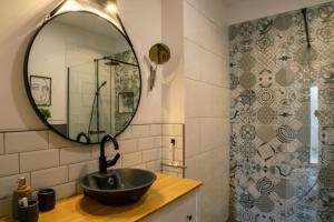 bagno con lavandino e specchio di Deluxe Apartments "Nona Fa" a Fiume (Rijeka)