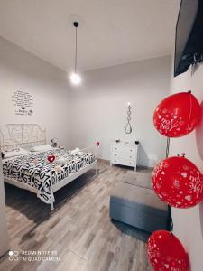 een slaapkamer met een bed en rode stoelen. bij B&B SCACCO MATTO in Taranto
