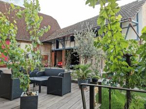 une terrasse avec un canapé bleu et des plantes. dans l'établissement Unser Keltenhof, à Niederstetten