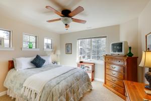 1 dormitorio con 1 cama y ventilador de techo en Cozy Arizona Retreat with Fireplace, Patio and Grill!, en Flagstaff