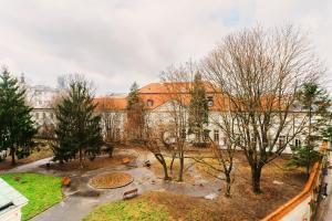een luchtzicht op een gebouw met bomen voor de deur bij Designer flat in the heart of Old Town in Warschau